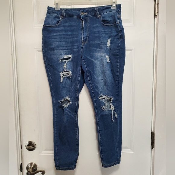 RUE 21 CURVY Mid-Rise Ankle Distressed Jeggings - Picture 16 of 16